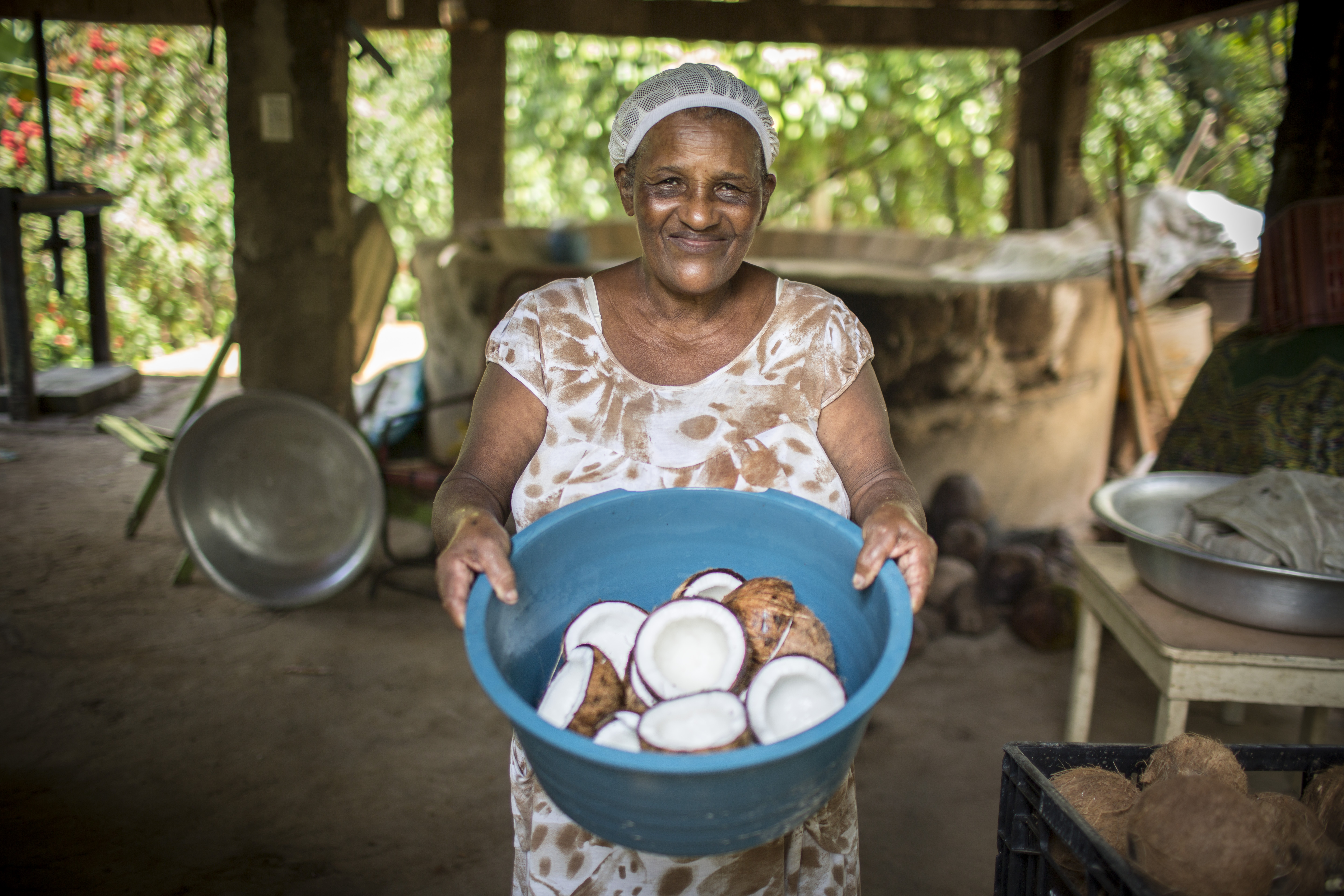 Community members showing their products - Photo: Centro Sabiá